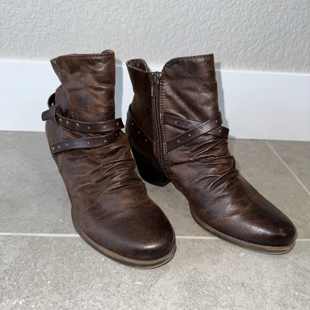 Brown ankle booties, inch inch and a half heel, size 7 super comfortable boot